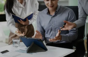 Empresario analizando indicadores financieros y certificado del RUP para mejorar su capacidad de contratación en Colombia.